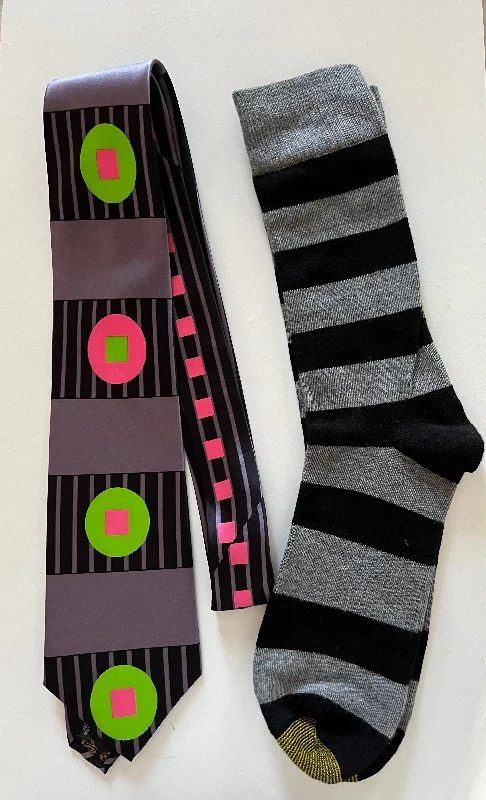 Geometrics tie in black and gray with socks